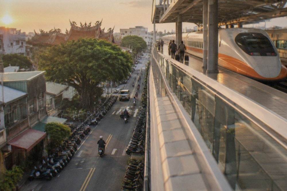 A high speed rail train at a Taiwan station platform
