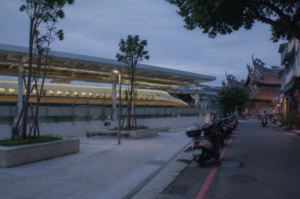 A high speed rail train at a Taiwan station platform